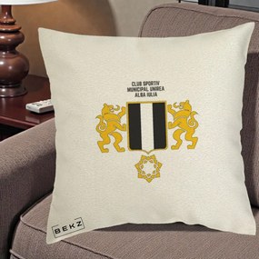 Perna Personalizata CSM Unirea Alba Iulia Fotbal, 40x40 cm, Ecru, Husa Detasabila, Perna Inclusa, BEKZ®