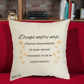 Cadou pentru Nasi - Perna Personalizata Dragii Nostri Nasi Suntem Binecuvantati cu Floricele, 40x40 cm, Ecru, Husa Detasabila, Perna Inclusa, BEKZ®