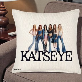 Perna Personalizata K-pop KATSEYE Foto Grup Blugi, 40x40 cm, Crem Reliefat, Husa Detasabila, Perna Inclusa, BEKZ®
