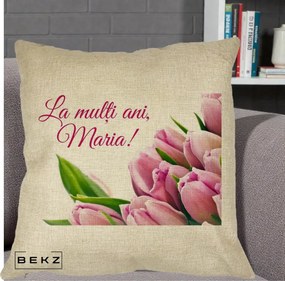 Cadou de Onomastica - Perna Personalizata La Multi Ani Maria Lalele, 40x40 cm, Crem, Husa Detasabila, Perna Inclusa, BEKZ®
