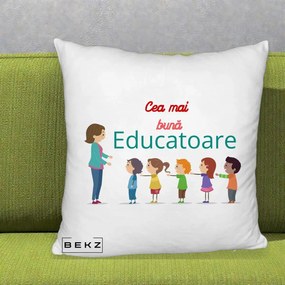Cadou pentru Educatoare - Perna Personalizata Cea mai Buna Educatoare cu Ilustratie Copii si Educatoare, 40x40 cm, Alb Pufos, Husa Detasabila, Perna Inclusa, BEKZ®