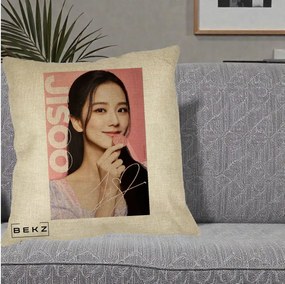 Perna Personalizata K-pop BLACKPINK Jisoo cu Semnatura si Fond Roz, 40x40 cm, Crem, Husa Detasabila, Perna Inclusa, BEKZ®