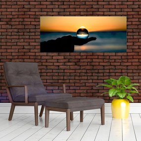 Tabloul cu bilă din sticlă în palmă (120x50 cm)