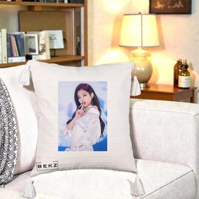 Perna Personalizata K-pop BLACKPINK Jennie Concert Alb cu Microfon, 40x40 cm, Bej cu Franjuri, Husa Detasabila, Perna Inclusa, BEKZ®