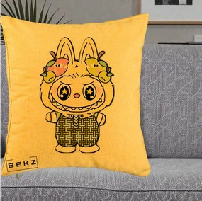 Perna Personalizata Labubu Galben cu Mere si Salopeta, 40x40 cm, Galben, Husa Detasabila, Perna Inclusa, BEKZ®