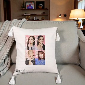 Perna Personalizata K-pop BLACKPINK Colaj 4 Portrete cu Semnature, 40x40 cm, Bej cu Franjuri, Husa Detasabila, Perna Inclusa, BEKZ®