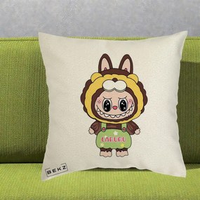 Perna Personalizata Labubu Leu Galben cu Salopeta, 40x40 cm, Ecru, Husa Detasabila, Perna Inclusa, BEKZ®