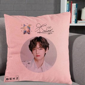 Perna Personalizata K-pop BTS V Taehyung Portret Cerc Autograf, 40x40 cm, Roz, Husa Detasabila, Perna Inclusa, BEKZ®