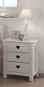 Această combinație AMORI în alb constă dintr-un pat cu baldachin (90 x 200 cm) cu setul de textile asortat, o noptieră și un dulap cu 2 uși.