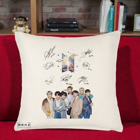 Perna Personalizata K-pop BTS Autografe Toti Membrii Fotografie, 40x40 cm, Crem Reliefat, Husa Detasabila, Perna Inclusa, BEKZ®