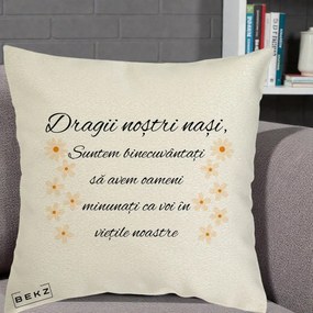 Cadou pentru Nasi - Perna Personalizata Dragii Nostri Nasi Suntem Binecuvantati cu Floricele, 40x40 cm, Ecru, Husa Detasabila, Perna Inclusa, BEKZ®