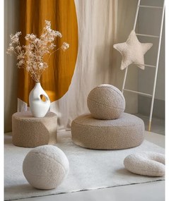 Pernă decorativă pentru copii maro deschis cu tapițerie din țesătură bouclé Ball – Wigiwama