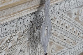 Cufăr sculptat din lemn de mango, alb, cu colțare din alamă și zăvor din metal, finisaj patinat, 45 x 88 x 40 cm, „Langeais”