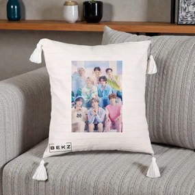 Perna Personalizata K-Pop Grup Foto Pasteluri cu 8 Artisti, 40x40 cm, Bej cu Franjuri, Husa Detasabila, Perna Inclusa, BEKZ®