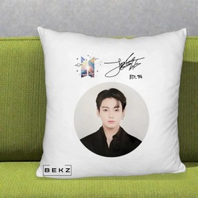 Perna Personalizata K-pop BTS Jungkook Portret cu Autograf, 40x40 cm, Alb Pufos, Husa Detasabila, Perna Inclusa, BEKZ®