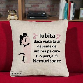 Cadou pentru Iubita - Perna Personalizata Iubita Nemuritoare cu Siluete de Cuplu, 40x40 cm, Bej Canapea, Husa Detasabila, Perna Inclusa, BEKZ®