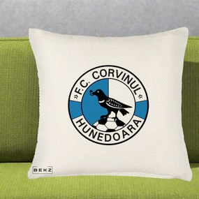 Perna Personalizata FC Corvinul Hunedoara Fotbal, 40x40 cm, Crem Reliefat, Husa Detasabila, Perna Inclusa, BEKZ®