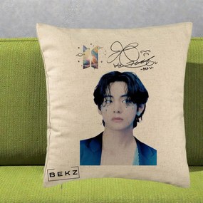 Perna Personalizata K-pop BTS V Taehyung Portret cu Autograf, 40x40 cm, Bej, Husa Detasabila, Perna Inclusa, BEKZ®
