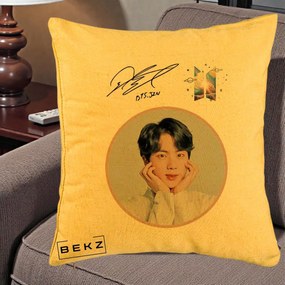 Perna Personalizata K-pop BTS Jin Portret cu Autograf, 40x40 cm, Galben, Husa Detasabila, Perna Inclusa, BEKZ®
