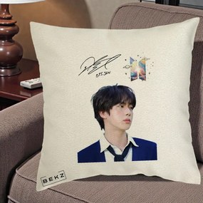 Perna Personalizata K-pop BTS Jin Portret Tinuta Albastra Autograf, 40x40 cm, Ecru, Husa Detasabila, Perna Inclusa, BEKZ®