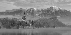Tablou biserică lângă lac în Bled Slovenia alb-negru