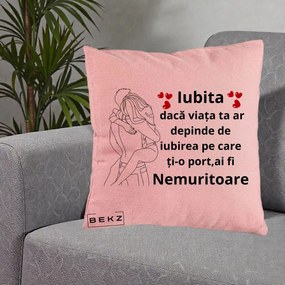 Cadou pentru Iubita - Perna Personalizata Iubita Nemuritoare cu Cuplu Line-Art si Inimi Rosii, 40x40 cm, Roz, Husa Detasabila, Perna Inclusa, BEKZ®