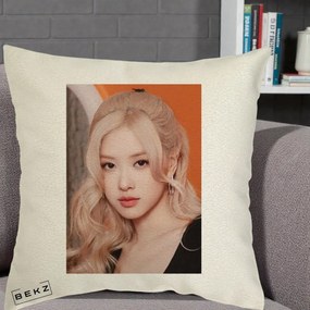 Perna Personalizata K-pop BLACKPINK cu Funda Rosie, 40x40 cm, Ecru, Husa Detasabila, Perna Inclusa, BEKZ®