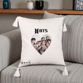 Perna Personalizata K-pop BTS Grup Fotografie in Inima, 40x40 cm, Bej cu Franjuri, Husa Detasabila, Perna Inclusa, BEKZ®