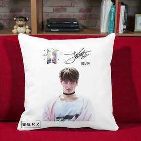 Perna Personalizata K-pop BTS Jungkook Portret cu Ochelari Autograf, 40x40 cm, Alba Mata, Husa Detasabila, Perna Inclusa, BEKZ®