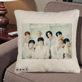 Perna Personalizata K-pop Stray Kids Foto Grup Alb All-White cu 8 Membrii, 40x40 cm, Bej Canapea, Husa Detasabila, Perna Inclusa, BEKZ®