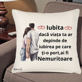 Cadou pentru Iubita - Perna Personalizata Iubita Nemuritoare cu Cuplu Acuarela Roz si Inimi, 40x40 cm, Crem Reliefat, Husa Detasabila, Perna Inclusa, BEKZ®
