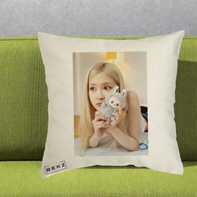 Perna Personalizata K-pop BLACKPINK Rose cu Papusa Iepure, 40x40 cm, Ecru, Husa Detasabila, Perna Inclusa, BEKZ®