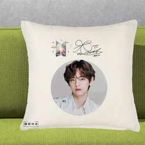 Perna Personalizata K-pop BTS V Taehyung Portret Cerc Autograf, 40x40 cm, Crem Reliefat, Husa Detasabila, Perna Inclusa, BEKZ®