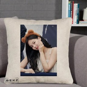 Perna Personalizata K-pop BLACKPINK Jennie Cute cu Diadema Ursulet, 40x40 cm, Bej Canapea, Husa Detasabila, Perna Inclusa, BEKZ®