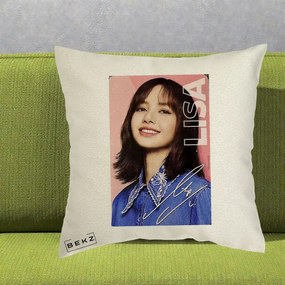 Perna Personalizata K-pop BLACKPINK Lisa cu Semnatura, 40x40 cm, Ecru, Husa Detasabila, Perna Inclusa, BEKZ®