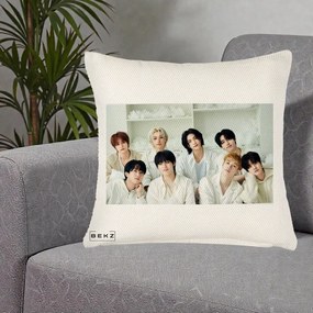 Perna Personalizata K-pop Stray Kids Foto Grup All-White Landscape, 40x40 cm, Crem Reliefat, Husa Detasabila, Perna Inclusa, BEKZ®