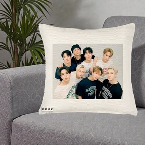 Perna Personalizata K-pop Stray Kids Foto Grup Text, 40x40 cm, Crem Reliefat, Husa Detasabila, Perna Inclusa, BEKZ®