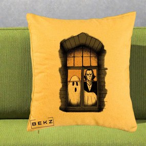 Perna Decorativa Halloween Fantoma si Dracula la Fereastra, 40x40 cm, Galben, Husa Detasabila, Perna Inclusa, BEKZ®