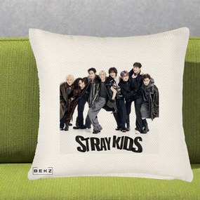 Perna Personalizata K-pop Stray Kids Outfit Negru, 40x40 cm, Crem Reliefat, Husa Detasabila, Perna Inclusa, BEKZ®