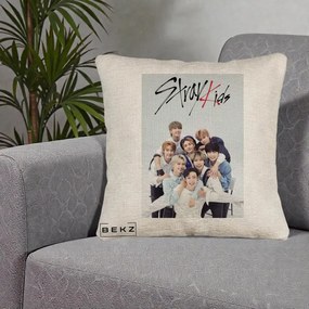 Perna Personalizata K-pop Stray Kids cu Foto Grup Alb-Albastru, 40x40 cm, Bej Canapea, Husa Detasabila, Perna Inclusa, BEKZ®