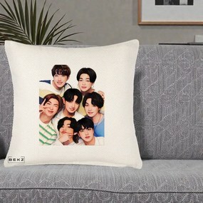 Perna Personalizata K-pop BTS Bangtan Boys Portret Grup Fanart, 40x40 cm, Crem Reliefat, Husa Detasabila, Perna Inclusa, BEKZ®