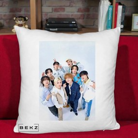 Perna Personalizata K-pop Stray Kids Foto Grup Alb cu 8 Membrii de Sus, 40x40 cm, Alb Pufos, Husa Detasabila, Perna Inclusa, BEKZ®