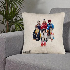 Perna Personalizata Grup K-pop Fete Streetwear Foto, 40x40 cm, Bej Canapea, Husa Detasabila, Perna Inclusa, BEKZ®