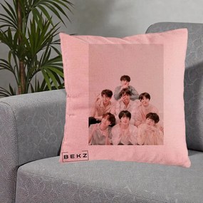 Perna Personalizata K-pop BTS Foto Grup Pastel, 40x40 cm, Roz, Husa Detasabila, Perna Inclusa, BEKZ®