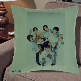 Perna Personalizata K-pop Stray Kids Foto Grup Bleu, 40x40 cm, Verde, Husa Detasabila, Perna Inclusa, BEKZ®