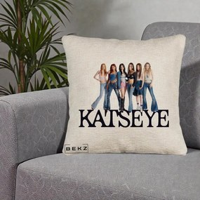 Perna Personalizata K-pop KATSEYE Foto Grup Blugi, 40x40 cm, Bej Canapea, Husa Detasabila, Perna Inclusa, BEKZ®