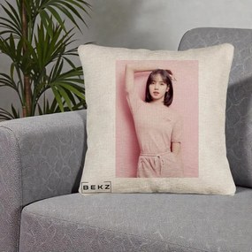 Perna Personalizata K-pop BLACKPINK Lisa Roz, 40x40 cm, Bej Canapea, Husa Detasabila, Perna Inclusa, BEKZ®
