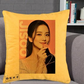 Perna Personalizata K-pop BLACKPINK Jisoo cu Semnatura si Fond Roz, 40x40 cm, Galben, Husa Detasabila, Perna Inclusa, BEKZ®