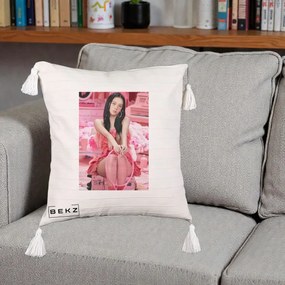 Perna Personalizata K-pop BLACKPINK Jisoo Pink Room, 40x40 cm, Bej cu Franjuri, Husa Detasabila, Perna Inclusa, BEKZ®