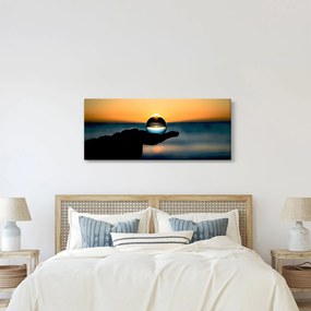 Tabloul cu bilă din sticlă în palmă (120x50 cm)
